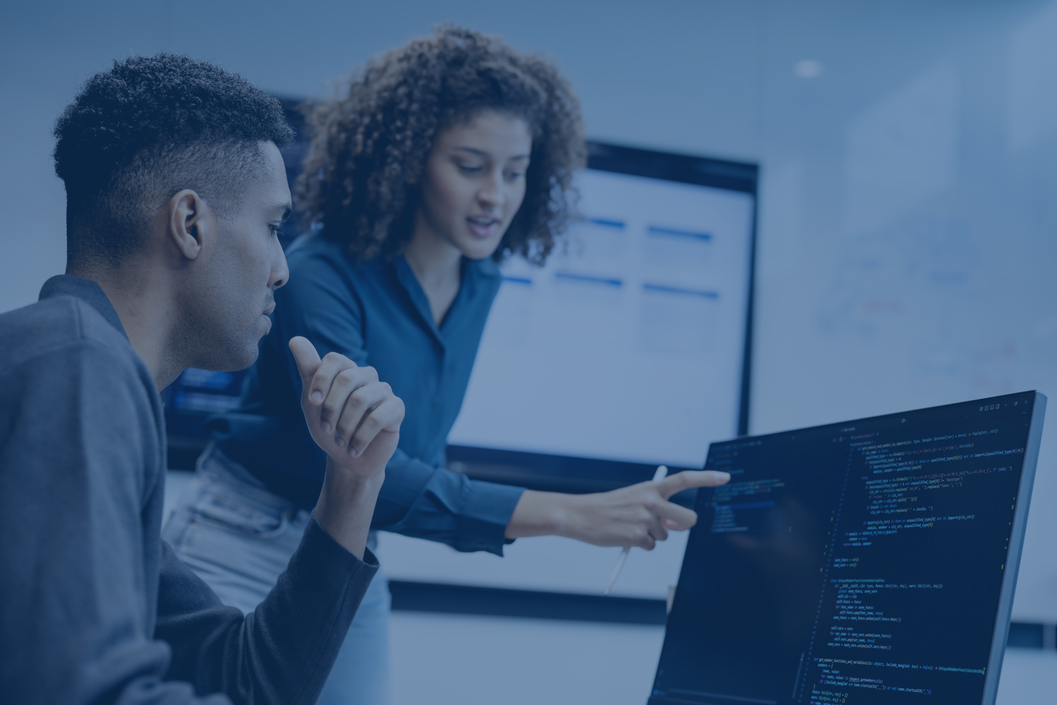 Equipe técnica da Meet Tecnologia em operação no data center